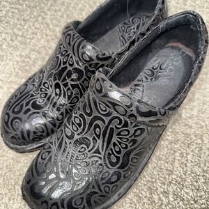 BOC Born Concepts Womens 9.5 Floral Embossed Comfort Clogs‎ Nurse Shoes Black